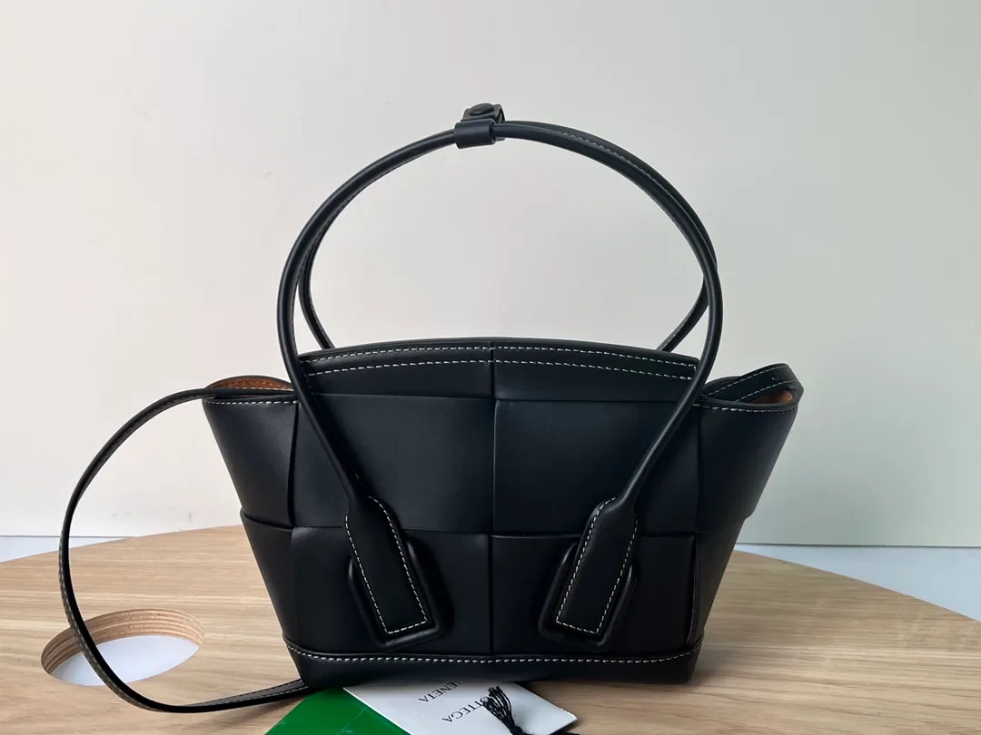 New MINI ARCO 29 Arrival: 6693 It has always focused on "low-key nobility". The design after the addition of Celine designers can be seen from this year's new Arco. It still retains this advantage. The simple design shows high-end. The obvious tension and neat atmosphere of the upper shoulders are also very in line with the current fashion attitude. Under the simplicity, there are not simple detailed designs, which are very special and have a sense of design. I like this French style model very much. It is romantic and textured. Fully recommended. Mini size 17X16X6. Opening 29cm